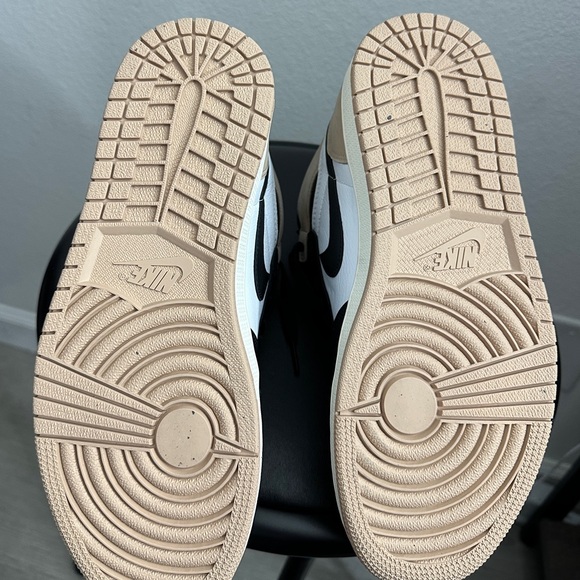 Nike Jordan Women's 1 Retro HI OG Black/Legend MD Brown-White size 10 - Picture 2 of 5